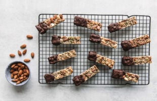 Barer Med Granola Og Mørk Chokolade